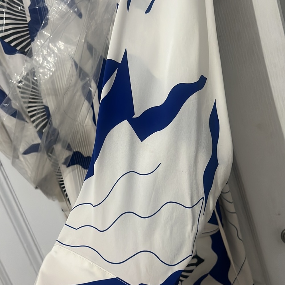 Beautiful silky smooth feel dress from Diane von furstenberg - Picture 4 of 4